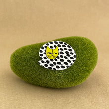 Load image into Gallery viewer, Scandi Brooch - curled up cat
