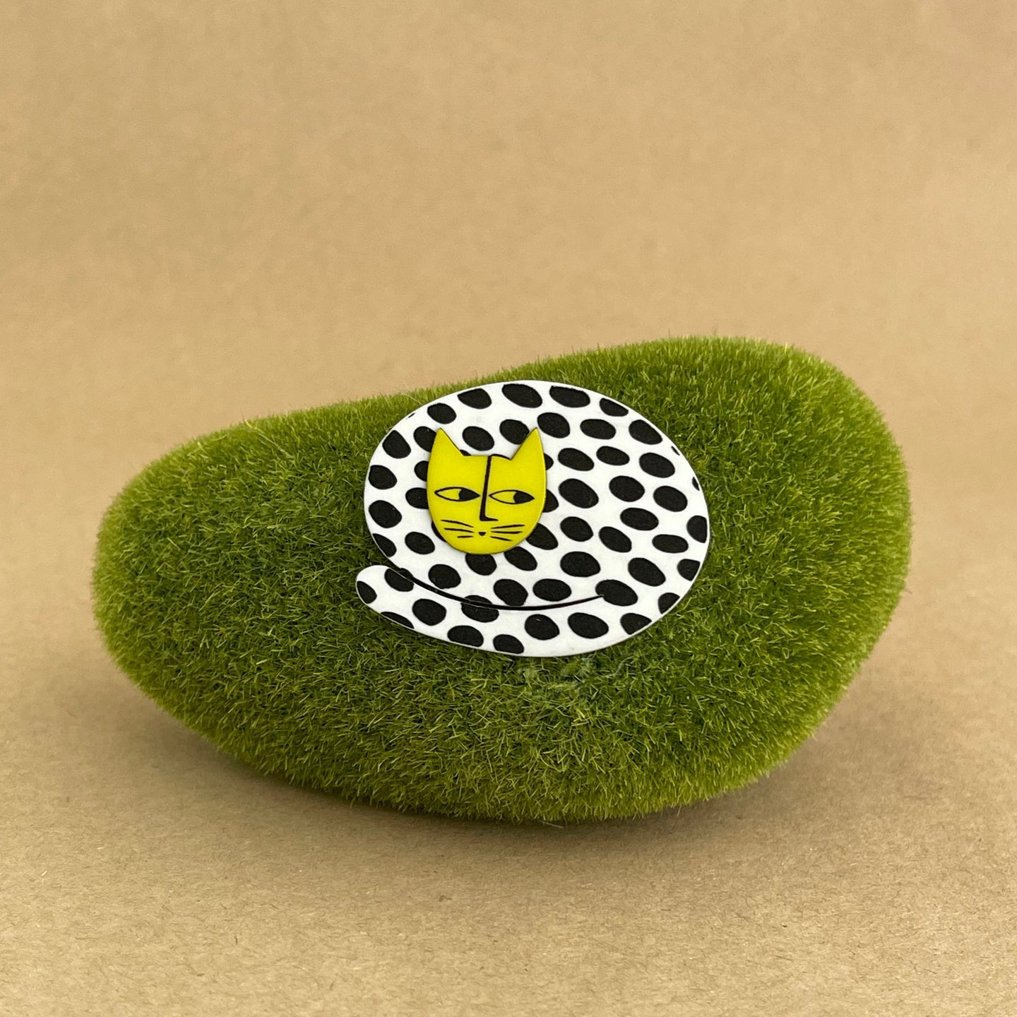 Scandi Brooch - curled up cat