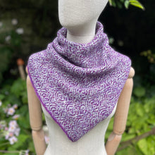 Load image into Gallery viewer, Triangular snood - 3
