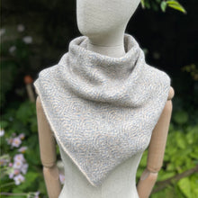 Load image into Gallery viewer, Triangular snood - 2

