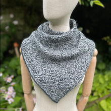 Load image into Gallery viewer, Triangular snood - 1
