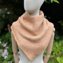 Load image into Gallery viewer, Triangular snood - 5
