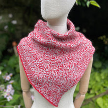 Load image into Gallery viewer, Triangular snood - 8
